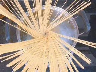 番茄蘑菇肉酱意大利面,水开后放入意面,煮8分钟