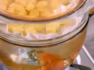 美味西餐土豆沙拉的做法,鸡蛋、土豆放入蒸锅,蒸7分钟