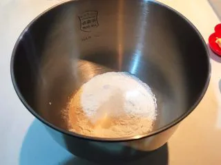 超软的葡萄干小餐包,加入酵母