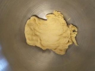 卡仕达奶油面包——奶油饺子包,发酵种拿出来加入 高筋粉25克 低价面粉50克 糖60克 盐3克 奶粉5克 水45克(更具实际情况加，我这里多加了5克)