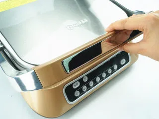 #东菱牛排机测评#爱是几分熟，我只要五分就好,把手的距离设置是不会烫手的，开合都很方便。 