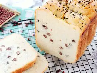 蜜豆吐司 宝宝辅食,如果吐司一次吃不完，记得放在保鲜袋中，密封放入冰箱冷冻保存，不建议冷藏保存，冷藏保存，会吸收面包里的水分，加速面包老化。 