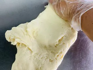 Q弹麻糬面包,放在案板上用手掌🖐️来回揉搓