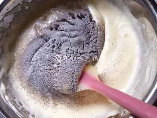 黑米蜂蜜小蛋糕,翻拌均匀(千万记得是翻拌,不是搅拌哦)。