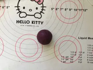 爆浆紫薯仙豆糕,慢慢收紧收口,捏紧后揉圆。