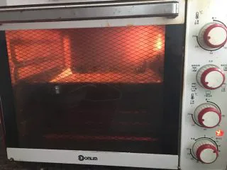 全麦香葱饼干,上下火220度12分钟。