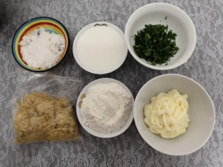 无油肉松蛋糕卷,把糖,牛奶,面粉,沙拉酱,肉松,小葱,称重,准备好