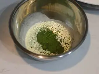 圣诞树枫糖戚风, 制作外层抹面奶油———20g淡奶油，加入抹茶粉后隔热水边加热边搅拌至抹茶粉完全融化没有颗粒 