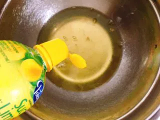 7寸中空戚风蛋糕(新手零失败),蛋清中加入几滴柠檬汁