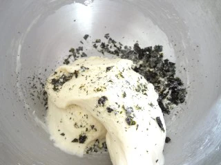  海苔芝士玛德琳咸面包,面团变得光滑后加入称量好的海苔碎和卡夫芝士粉继续低速混合一会