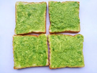 牛油果鸡蛋火腿三明治,吐司平铺,四片吐司都涂一层牛油果。