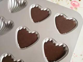 心形玛德琳蛋糕,再挤入模具中，