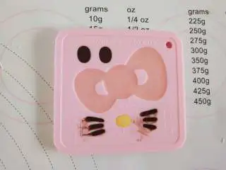 抹茶荔枝慕斯蛋糕,【kitty脸部装饰】: 黑巧克力隔水融化,挤入模具中!做出眼睛和胡须 白巧克力隔水融化,分出一部分加红色油溶色素,做出蝴蝶结!再用一小部分白巧克力加一点黄色油溶色素,做出嘴巴