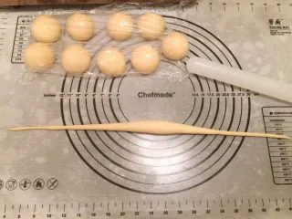 危险与美味并存一一德国碱水包,如图搓成中间厚两边细的长条