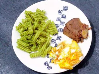 意面经典cp 青酱君,青酱意面，切了两片牛舌搭配，味道不错。后来看到有人还用香菜做过青酱，下次可以试一下。