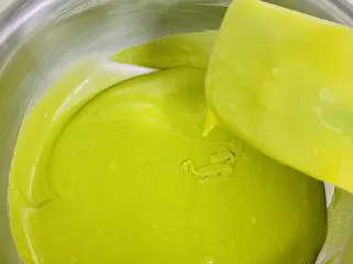 古早蛋糕（青汁）,面糊状态用刮刀提起呈现出飘带状态，缓缓地地落即可。