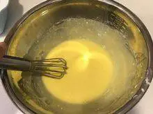 韩式—草莓蛋糕卷,搅拌至无颗粒光滑的蛋黄糊即可。