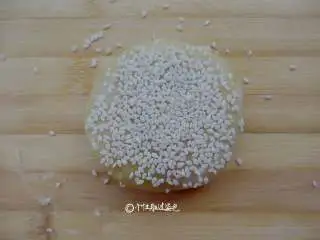 麻酱白糖酥饼,将刷了鸡蛋液的一面放在熟芝麻里轻轻按压一下,使冰上粘满芝麻!