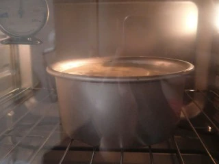 来自冬天的温暖—重芝士布朗尼蛋糕,送入预热好的烤箱。160°烤40分钟。