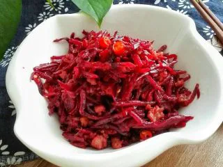 甜菜头炒肉末-甜菜头吃法之二,翻炒出锅。 