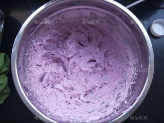 奶油纸杯蛋糕,最后做成紫色奶油，装进裱花袋。