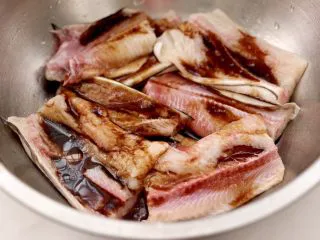 日式柠香烤鳗鱼,倒入调制好的调料汁。