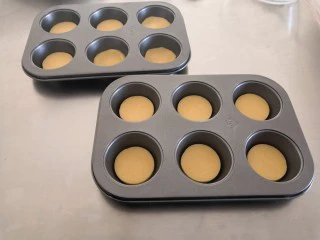 苹果奶酥小挞,放入烤盘。