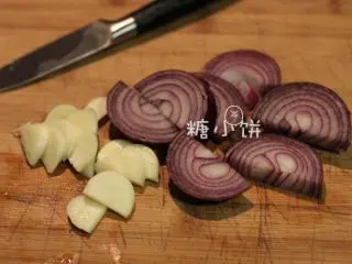 【迷迭香烤羊腿】中西混搭版,洋葱去皮切厚片