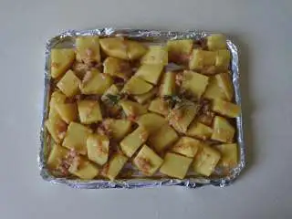 西式蒜香烤土豆,烤盘铺锡纸，倒入土豆铺平