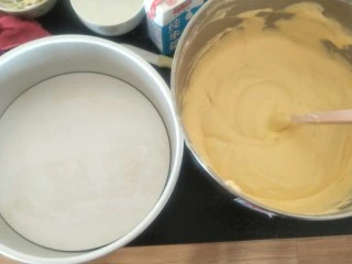 贺寿双层蛋糕(10＋6寸),倒入十寸戚风模具中。