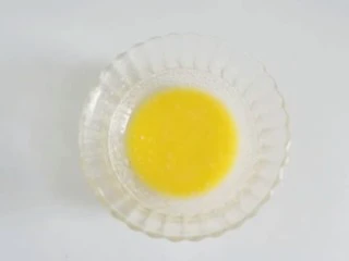 果味长崎纸杯蛋糕,黄油隔热水溶化与牛奶混合均匀;