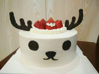 麋鹿奶油蛋糕,最后就是组装了在蛋糕中间用七个草莓摆一圈，再把麋鹿的配件摆好 如果不是马上吃要放冰箱冷藏