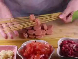 教你一个拌面的新吃法，口感爽滑劲道,如图所示，将剩下的面条跟火腿都处理好。