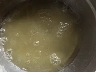 十寸古早蛋糕,玉米油加热至80度左右。忘记拍图片了，就是看到油稍微冒泡像有细长虫子在动那样，马上关火。最好要有个温度计，然而我没有。 这里的浑浊状态是我撒了部分面粉才想起来要拍照。