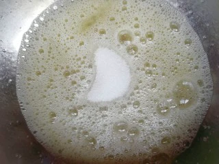 蜂窝煤戚风蛋糕,蛋清里面加入几滴柠檬汁,用电动打蛋器打发至粗泡状,加入三分之一的细砂糖。