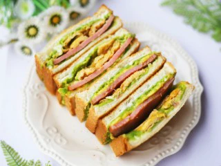 牛油果鸡蛋火腿三明治,能量满满。