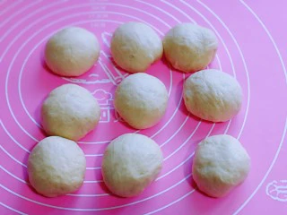 超级松软零失败的全麦蜜豆小餐包,发酵好的面团分成9等份。,盖上保鲜膜松弛20分钟。