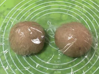 蔓越梅黑麦奶油软欧包,分成二个剂子,盖上保鲜膜静置20分钟。