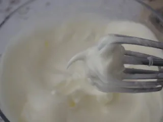 酸奶芝士蛋糕,即提起打蛋器有尖角,顶端有轻微弯曲即可