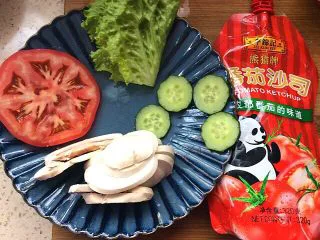 百变鸡蛋+早餐荷包蛋,西红柿切一个厚片，一片生菜叶子，切几片黄瓜，一个口蘑切片