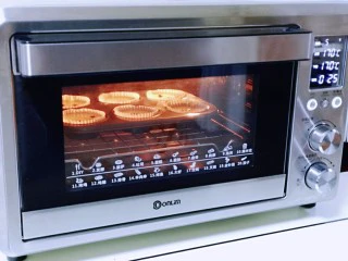 新手入门级～蓝莓椰蓉马芬蛋糕,模具入东菱烤箱中层，上下管170°烤25分钟。(烤箱时间及温度仅供参考)