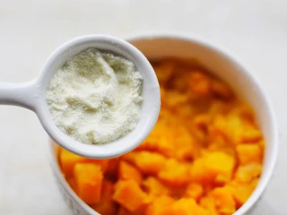 酥到掉渣的爆浆奶香芝士红薯饼,加入澳优珀淳奶粉。