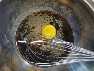 红糖发糕的家常做法（1个蛋）,用蛋抽打散，用筷子也可以