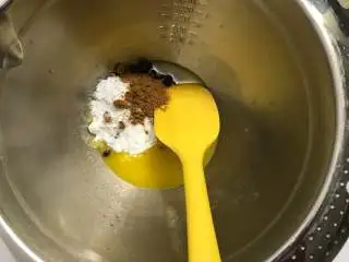 巧克力软曲奇,加入细砂糖、红糖、盐，搅拌均匀。