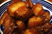 用紫砂锅烹制红烧肉(传统美食重现,家常味道浓郁香醇)