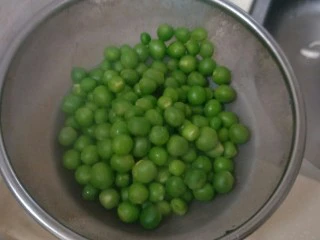 健康低卡香煎鲈鱼,就可以捞起放一边代用