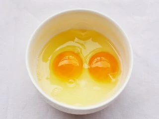 超好吃的蛋烤吐司块,鸡蛋磕入碗中。