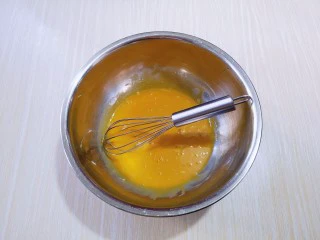 8寸红丝绒戚风蛋糕,蛋黄与蛋白分离,分别在无油无水的容器中,先做蛋黄糊,蛋黄用手动打蛋器打散。