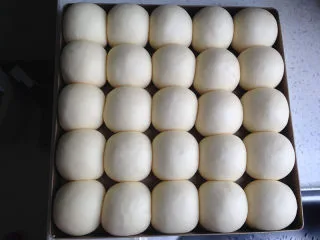 小面包(玉米油版),放进烤箱二发(烤箱最下层放置盛水的烤盘),发到原先的两倍大