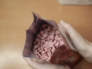 绵绵脆巧奶油包,就是粉粉的巧克力。味道是奶味蔓越莓,口感就是巧克力的口感,对我来说非常甜。